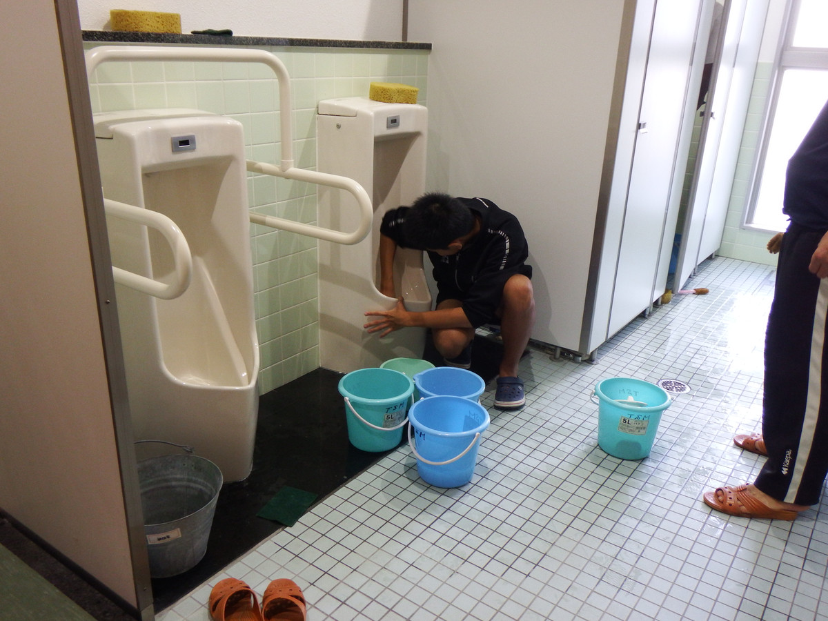 徳之島町立亀津中学校ブログ トイレ掃除・ボランティア清掃で心を磨く