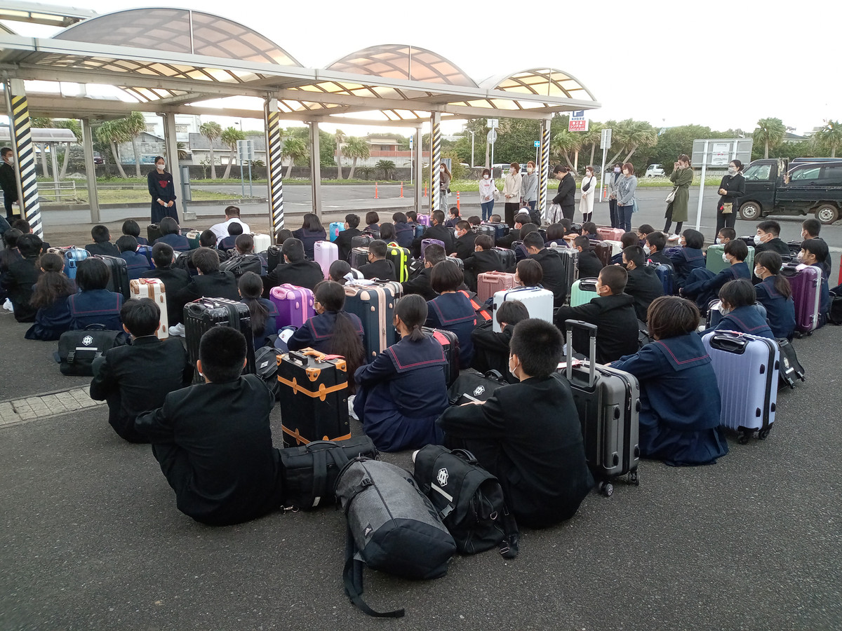 徳之島町立亀津中学校ブログ 修学旅行 出発式